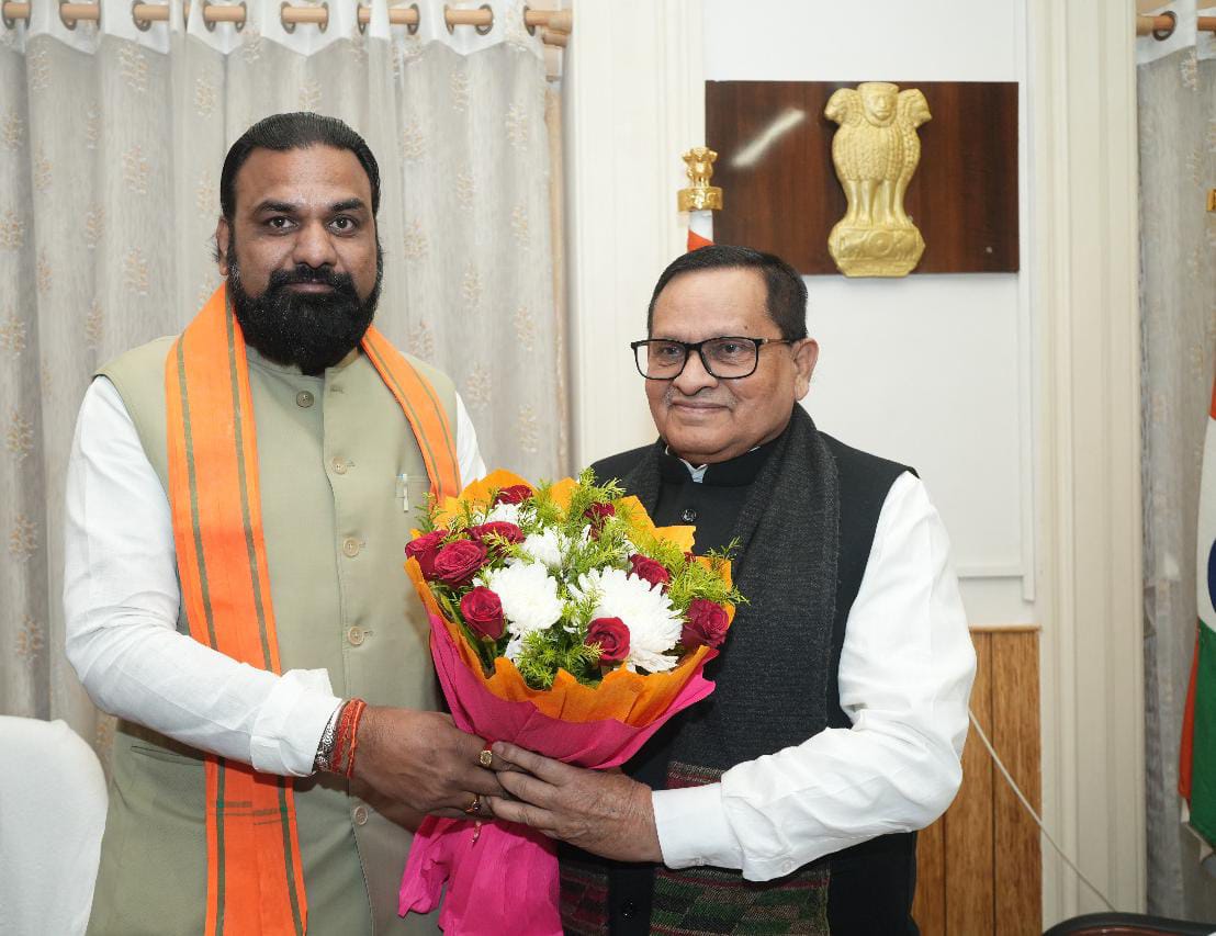 बिहार विधान परिषद् के माननीय सभापति श्री अवधेश नारायण सिंह ने शीतकालीन सत्र 211वें के प्रथम दिन  माननीय उप मुख्यमंत्री श्री सम्राट चौधरी जी से शिष्टाचार मुलाकात की।