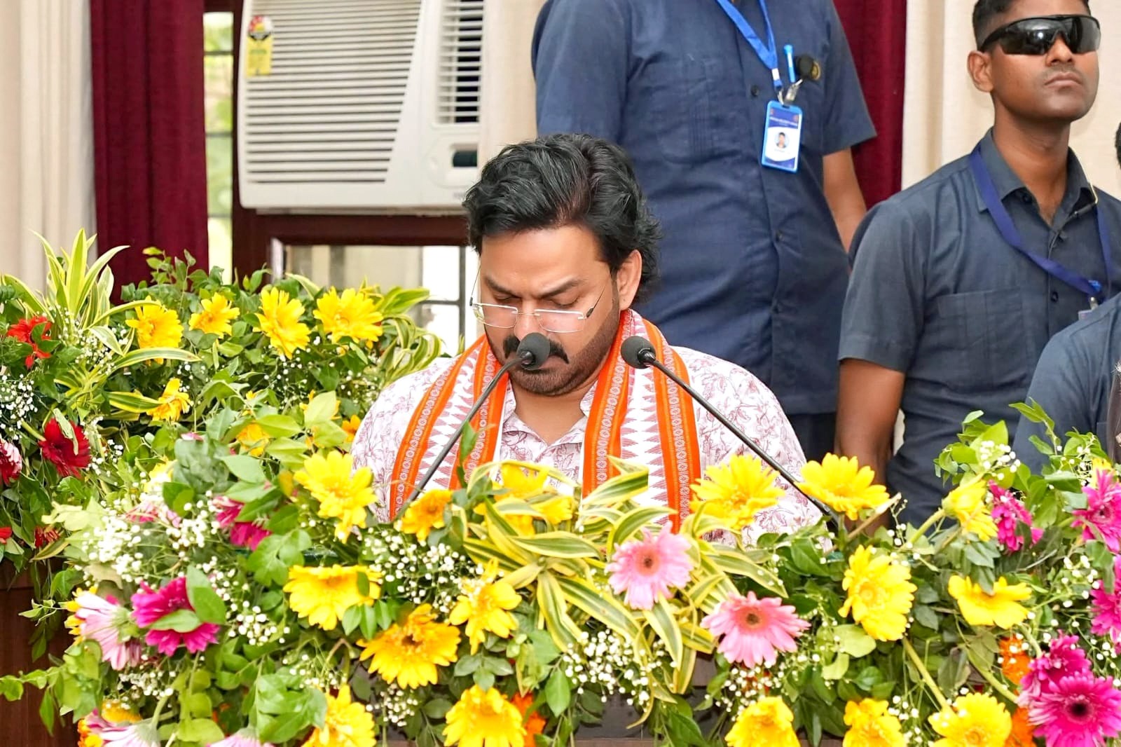 विधान सभा निर्वाचन क्षेत्र से बिहार विधान परिषद् के लिए निर्वाचित माननीय सदस्य श्री पवन सिंह शपथ ग्रहण लेते हुए।