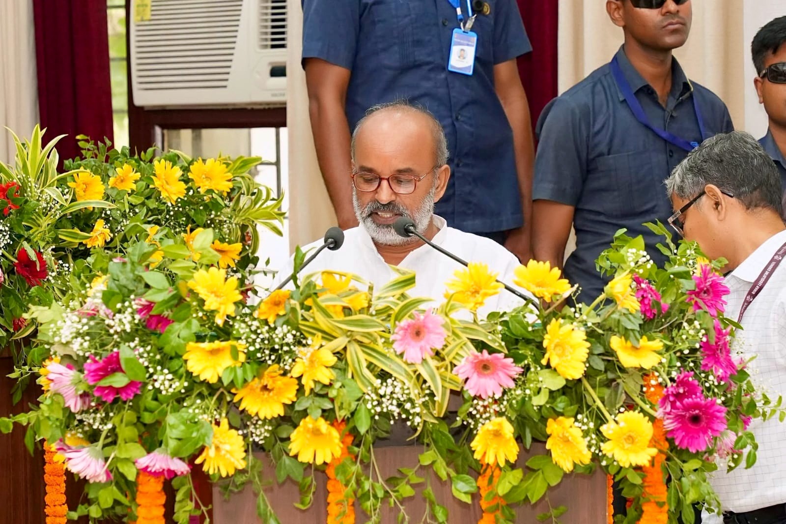 विधान सभा निर्वाचन क्षेत्र से बिहार विधान परिषद् के लिए निर्वाचित माननीय सदस्य श्री ललन प्रसाद शपथ ग्रहण लेते हुए।