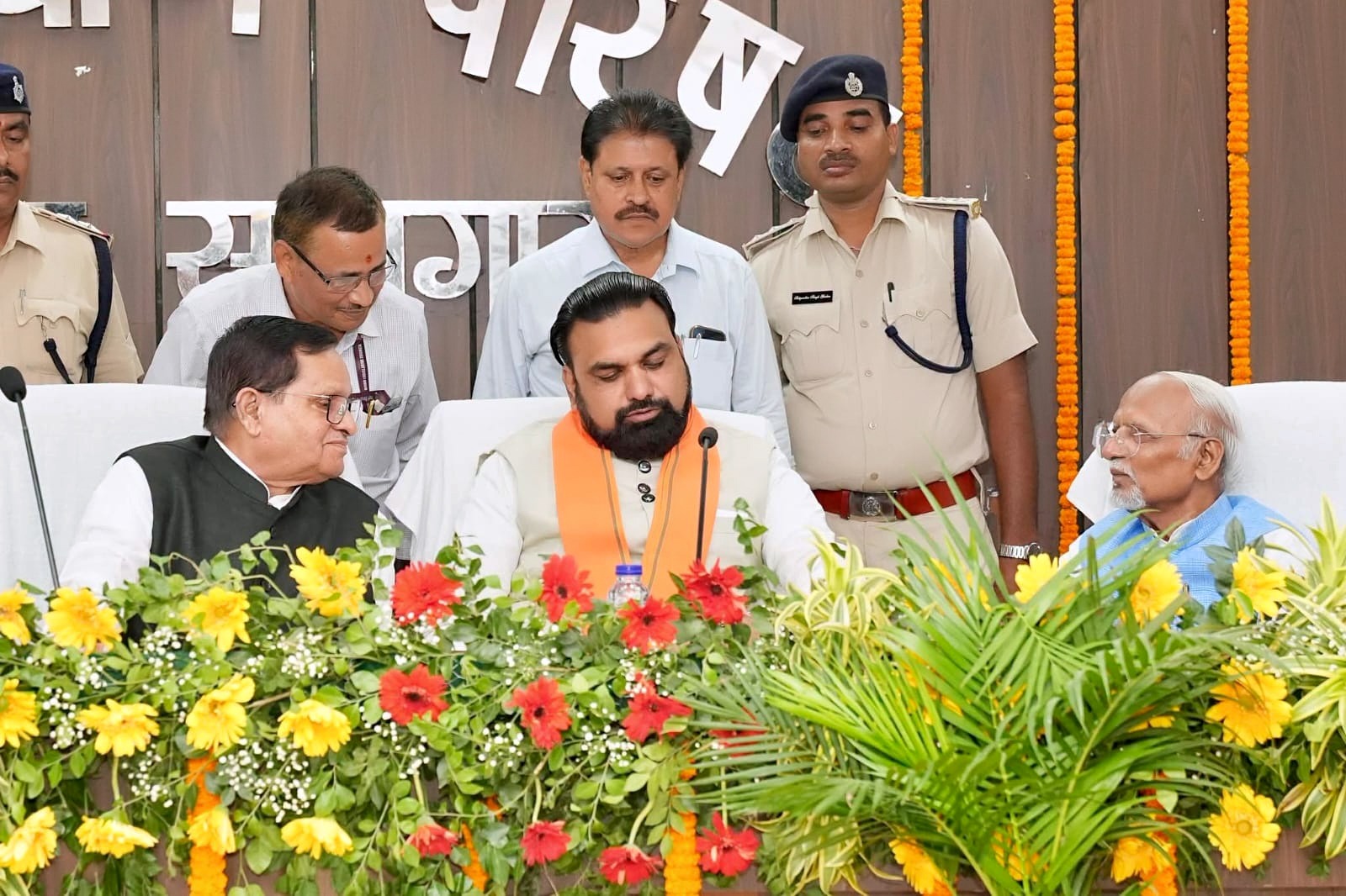माननीय सभापति महोदय के साथ माननीय मुख्‍यमंत्री, श्री सम्राट चौधरी एवं माननीय उप सभापति महोदय, श्री रामवचन राय।