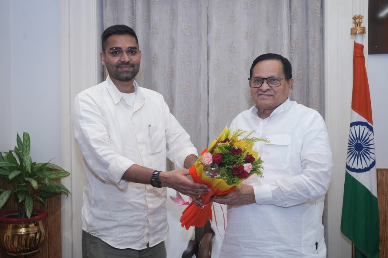 बिहार विधान परिषद् के लिए राज्यपाल द्वारा मनोनीत माननीय सदस्य श्री दीपक प्रकाश शपथ ग्रहण लेते हुए।