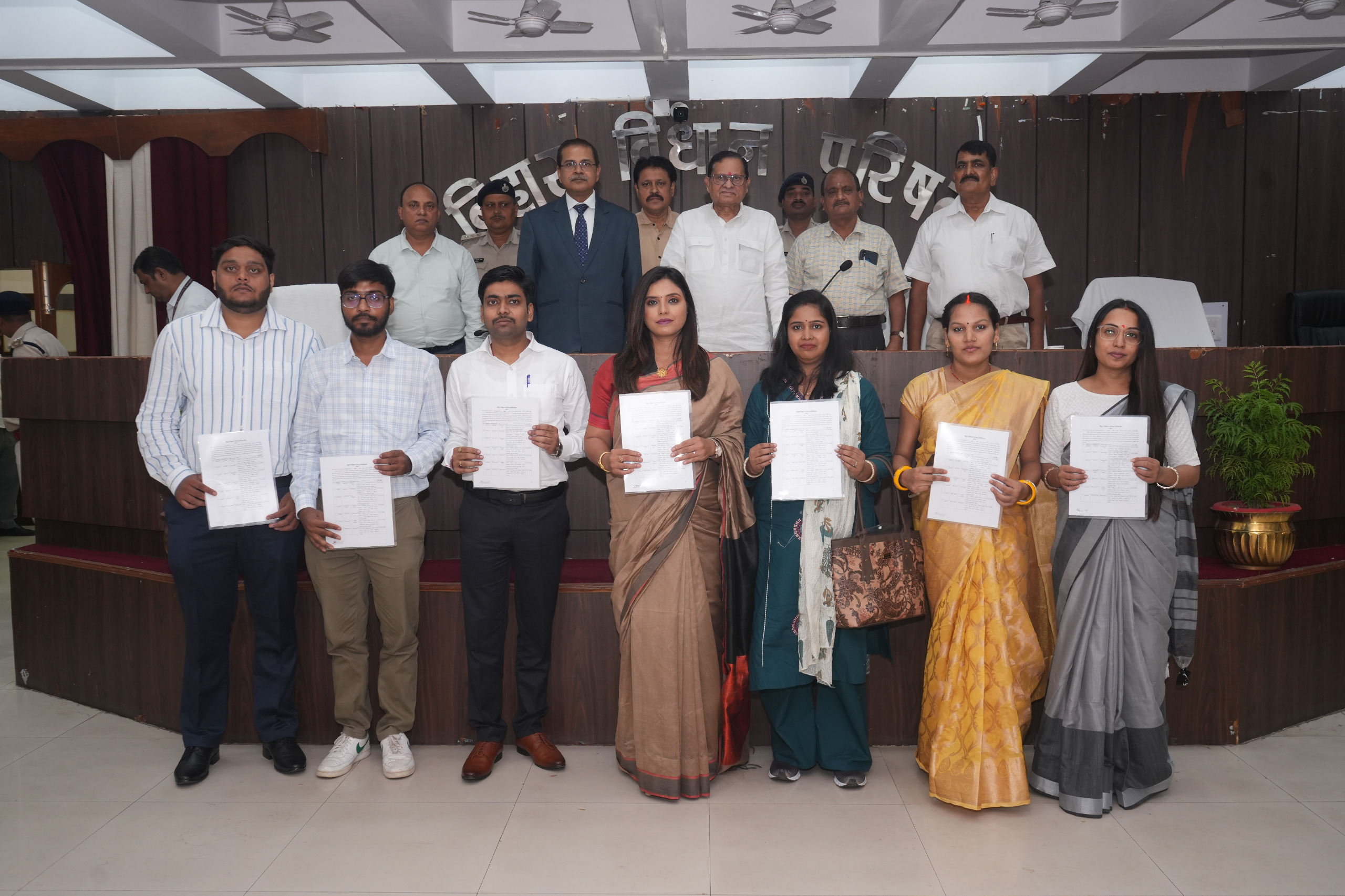 बिहार विधान परिषद् के माननीय सभापति श्री अवधेश नारायण सिंह द्वारा निजी सहायक को नियुक्ति पत्र प्रदान करते हुए।