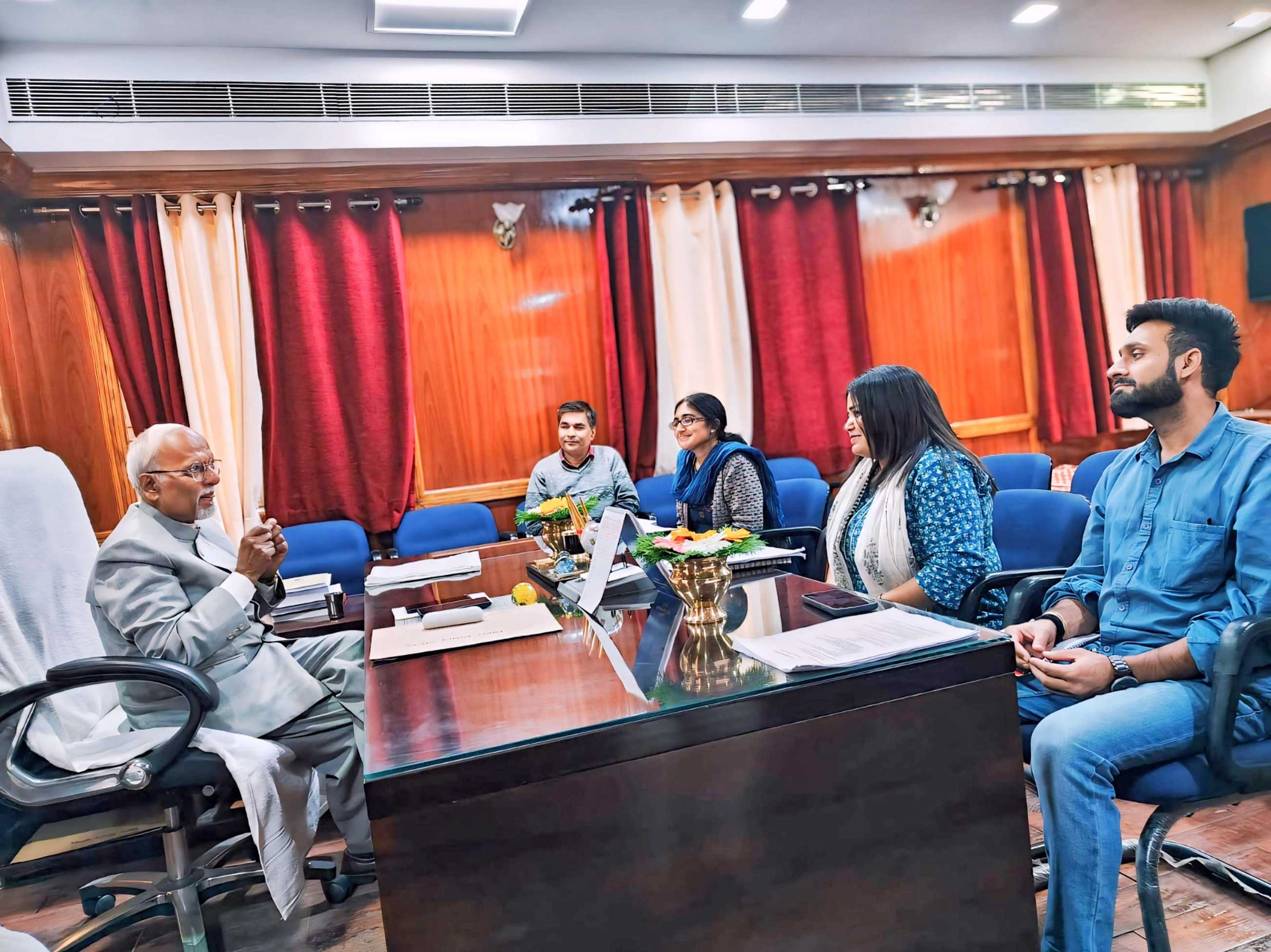 नीति आयोग के निर्देश और संसदीय कार्य मंत्रालय, भारत सरकार की अनुशंसा पर बिहार विधान परिषद् में नेशनल ई-विधान एप्लिकेशन (नेवा) का मूल्यांकन करने आई 'GRAAM' की विशेष समिति की विधान परिषद् के माननीय उप सभापति, प्रो.(डॉ.) रामवचन राय के साथ बैठक।