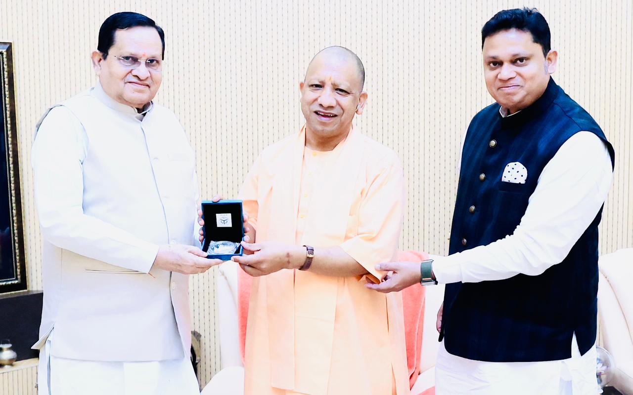 विधान परिषद् के माननीय सभापति, श्री अवधेश नारायण सिंह उत्तर प्रदेश के माननीय मुख्‍यमंत्री श्री योगी आदित्‍यनाथ से शिष्टाचार मुलाकात की।