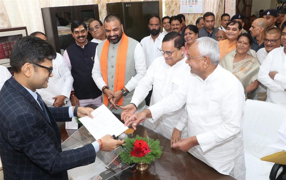 श्री अवधेश नारायण सिंह, कार्यकारी सभापति, बिहार विधान परिषद् के सभापति पद के प्रस्‍तावना प्रस्‍तुत करते हुए माननीय मुख्‍यमंत्री, श्री नीतीश कुमार जी।