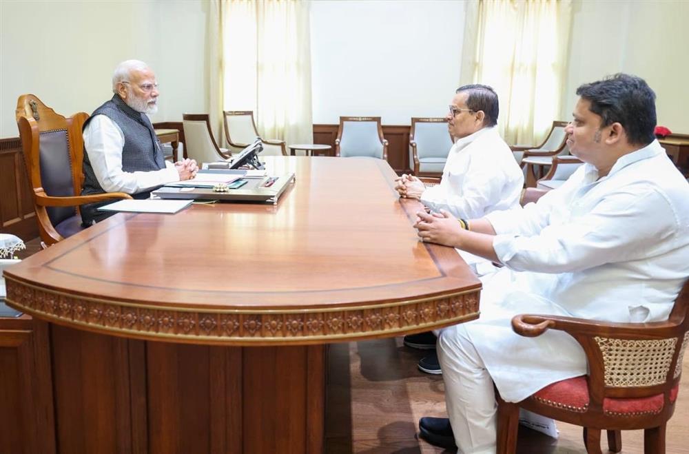 दिनांक-31.07.2024 को बिहार विधान परिषद् के माननीय सभापति, श्री अवधेश नारायण सिंह भारत के यशस्वी प्रधानमन्त्री माननीय नरेन्द्र मोदी से शिष्टाचार मुलाकात की। बिहार विधान परिषद् के सभापति पद पर आसीन होने के बाद अपने दिल्ली प्रवास में माननीय प्रधानमन्त्री से
 							   शिष्टाचार मुलाकात कर उन्हें धन्यवाद एवं आभार व्यक्त किया गया। इस शिष्टाचार भेंट में माननीय सभापति के ज्येष्ठ सुपुत्र एवं भारतीय जनता युवा मोर्चा के राष्ट्रीय कार्यकारिणी के पूर्व सदस्य श्री आनन्द रमण उर्फ रमण सिंह भी उपस्थित थे।